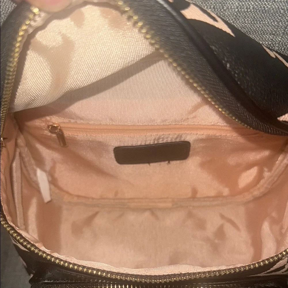 Fashion Stylish Black and Cream Women's Crossbody Bag - Picture 7 of 9